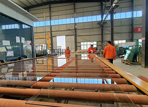 鋼化等待進爐的玻璃